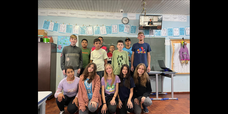 Aluno do curso de Sistemas de Informação, Rodrigo Ellwanger, apresenta o projeto Reciclagem das lâmpadas Led usadas para iluminação em geral na escola E. M. E. F. São Paulo