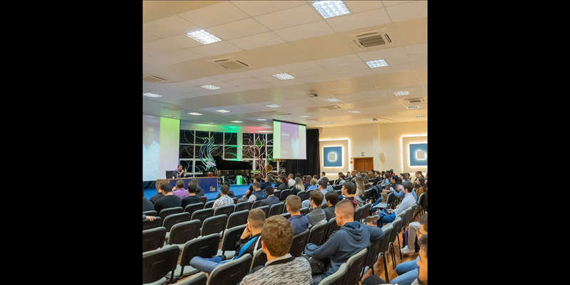 Aula especial sobre tecnologia com o Professor e Empresário Cláudio Carrara