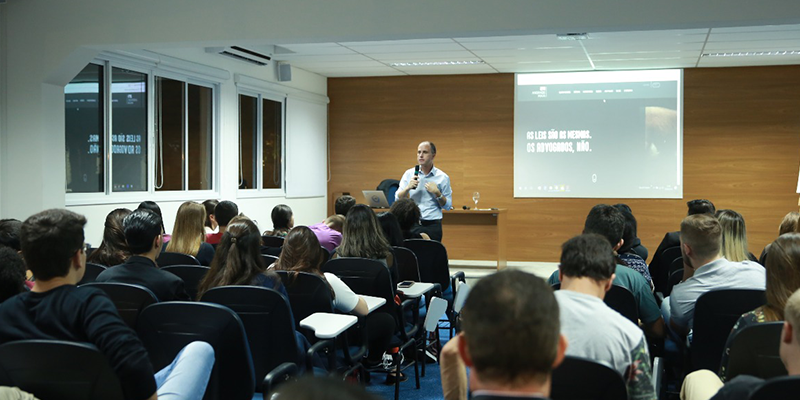 Palestra "A realidade de um grande escritório de advocacia e os desafios do mercado para o jovem advogado"